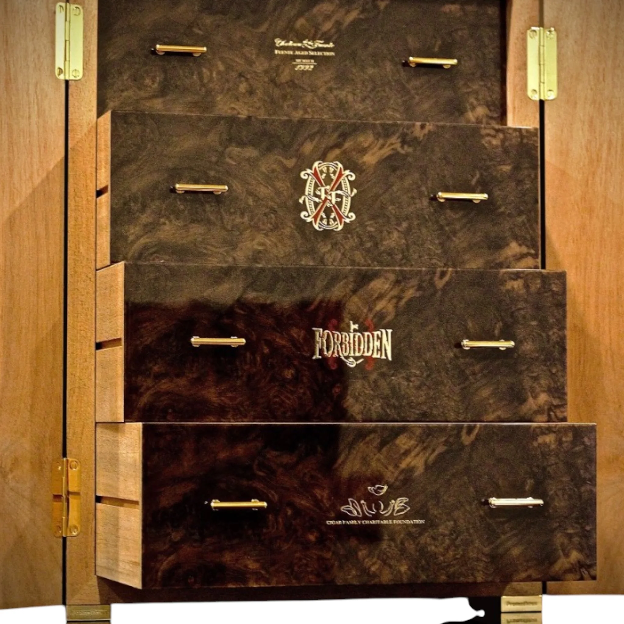 The 2016 Limited Edition "The OpusX Story" Walnut Burl Humidor (1 of 25 Released) with 100 matching cigars - Image 2